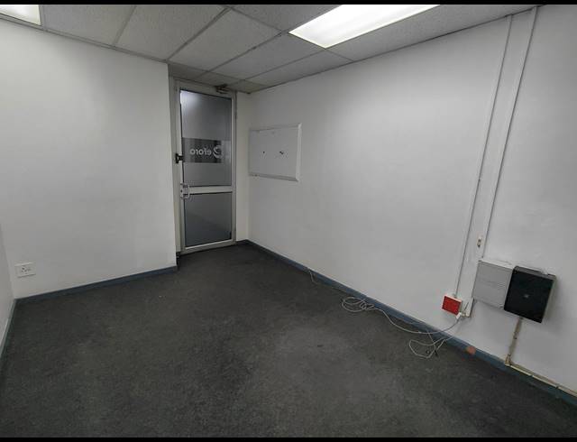 90M² OFFICE TO LET IN BRYANSTON